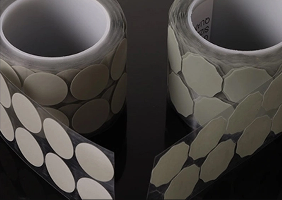 Application du film abrasif de pyramide