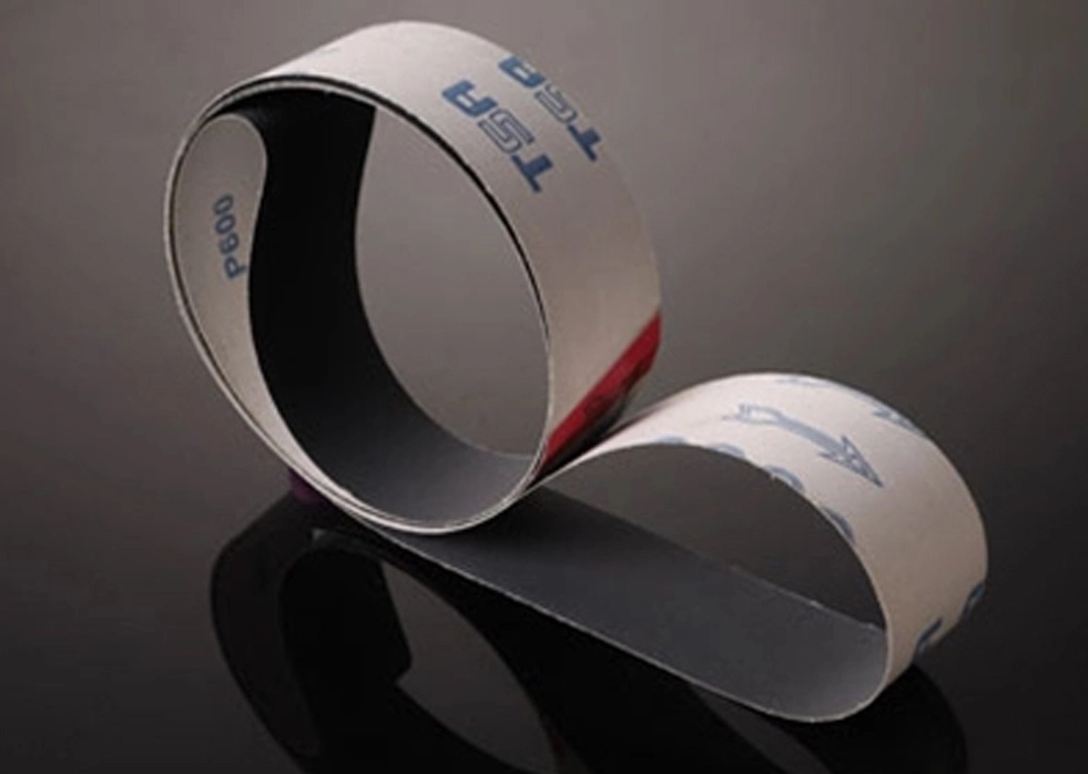 Quels facteurs faut-il considérer lors de la sélection de la taille appropriée du grain pour un tissu abrasif de carbure de silicium?