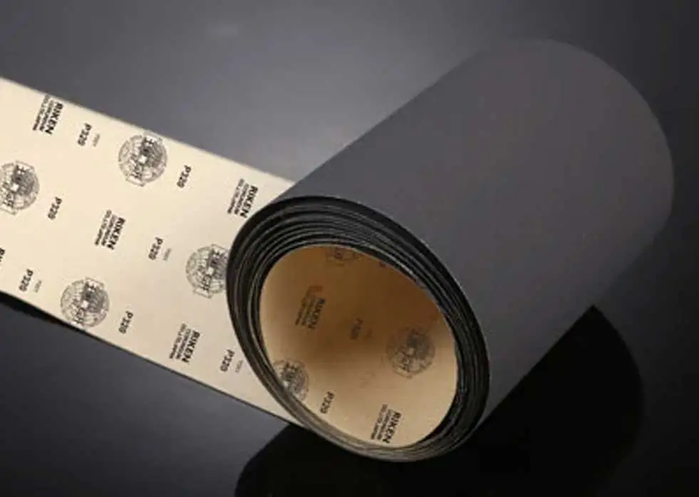 Quels grains sont disponibles pour le rouleau de papier de sable de carbure de silicium?