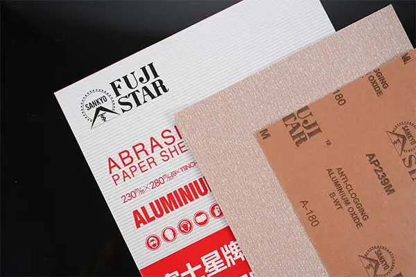 Papier de sable enduit de stéarate